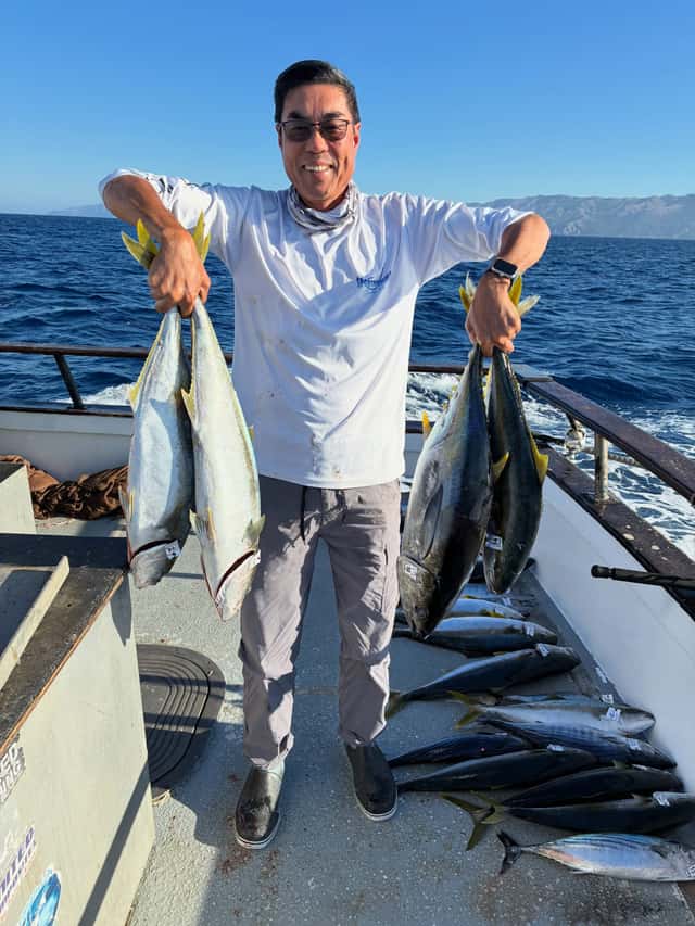 Yellowtail caught before the storm shut fishing down — photo 12