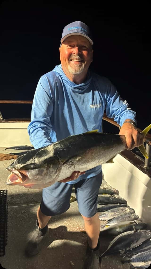Yellowtail on deck for happy anglers — photo 2